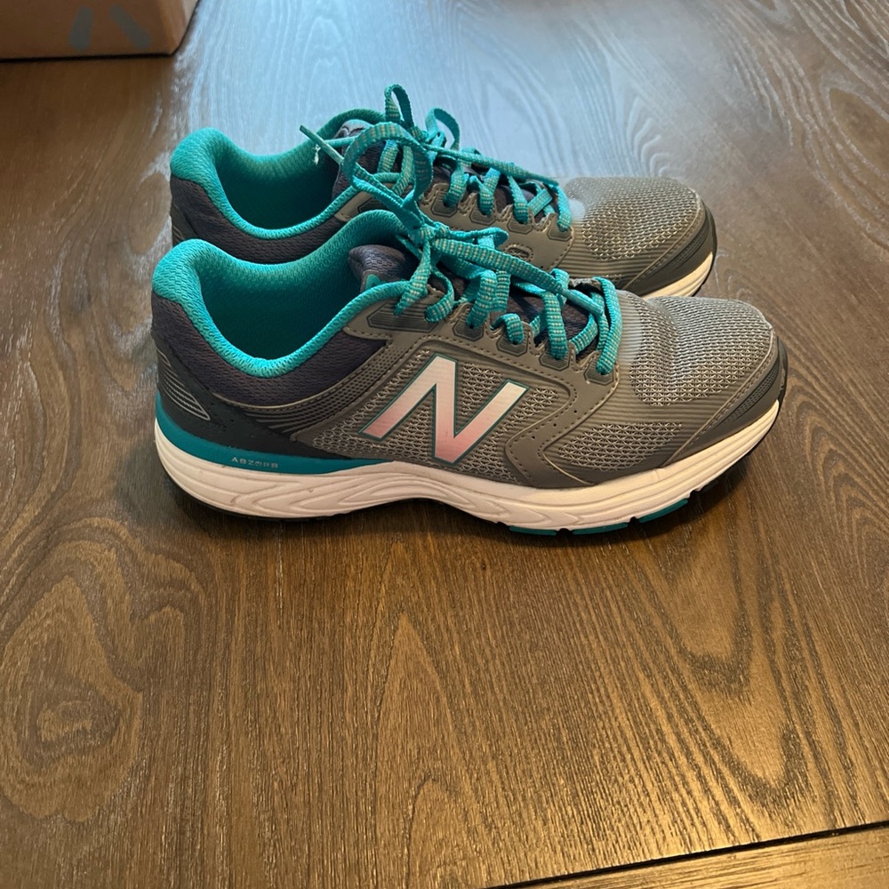 New Balance Women's 560 V7 Gray and Teal Running Shoes   Size 8.5